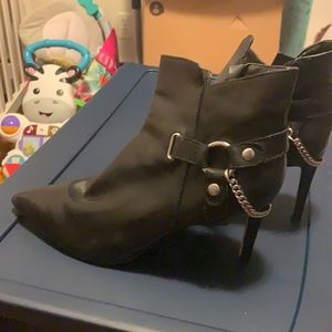 Guess Baia Chained Pointed Toe Boots, 7M